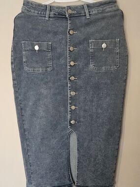 Straight-Leg Women’s Jeans in Washed Blue - Classic Everyday Style Medium Size.